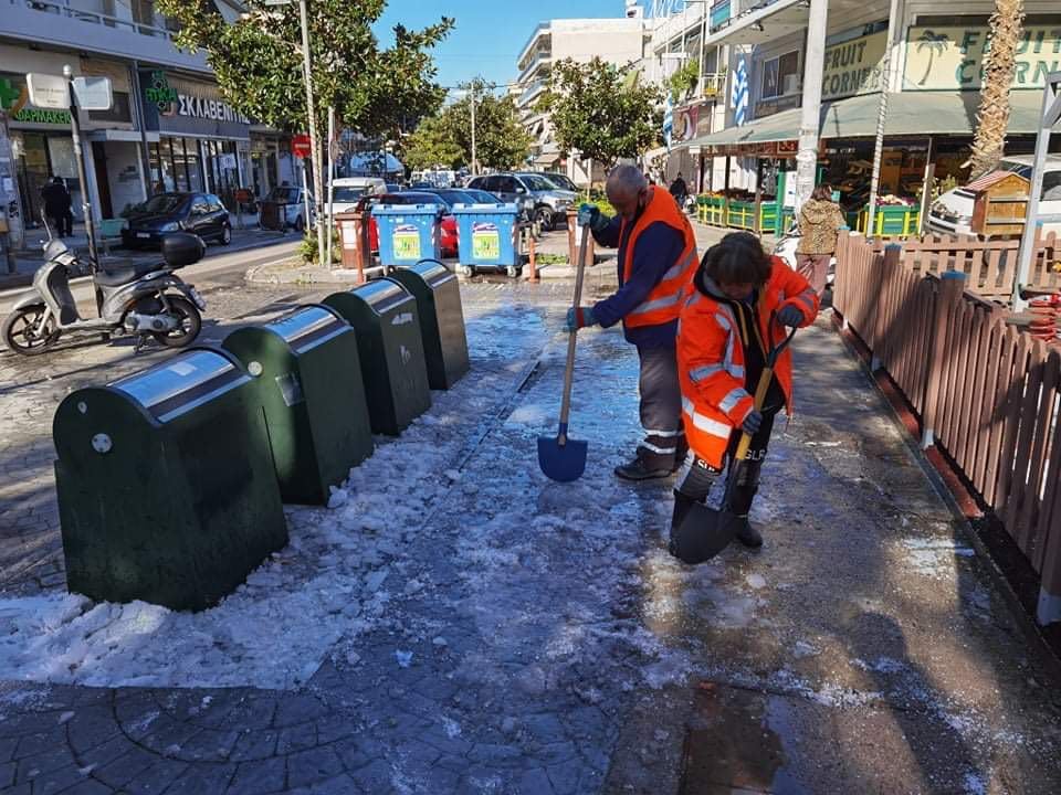 Άλιμος: Στη «μάχη» και τα φορτηγά για να απομακρύνουν το χιόνι