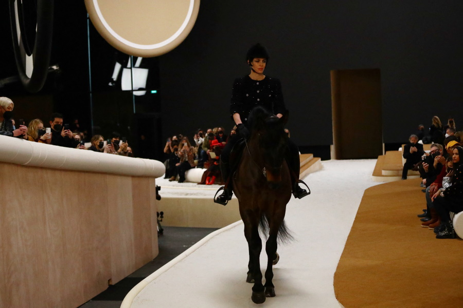 Γαλλία: Ένα άλογο στην πασαρέλα του οίκου Chanel