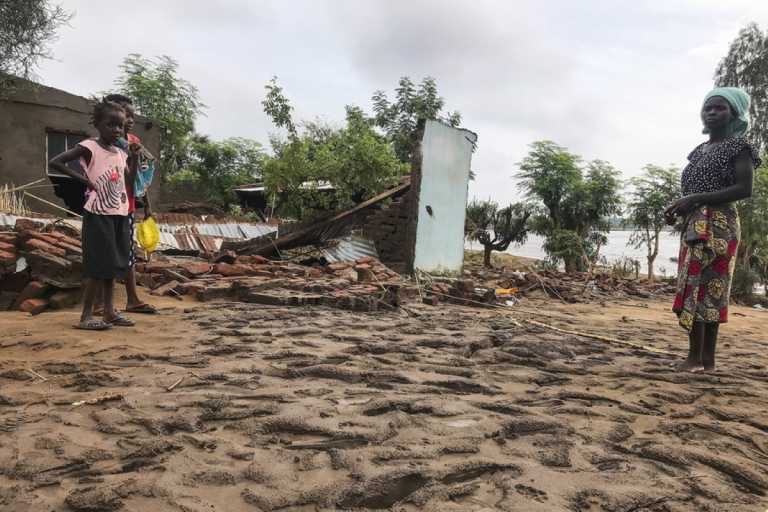Καταιγίδα Άνα: Βιβλικές καταστροφές, 77 νεκροί και χιλιάδες εκτοπισμένοι