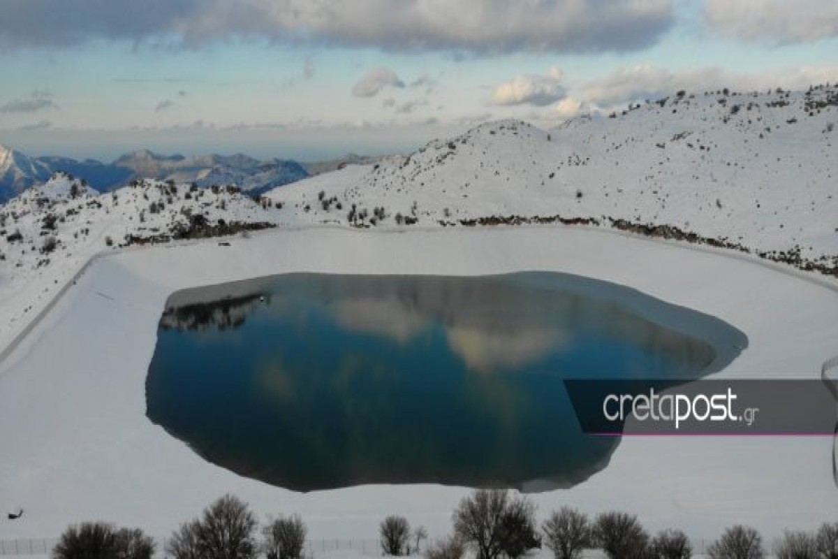 Εντυπωσιακές εικόνες από τα χιονισμένα Ανώγεια: Πάγωσε και η λίμνη του Γωνομιού