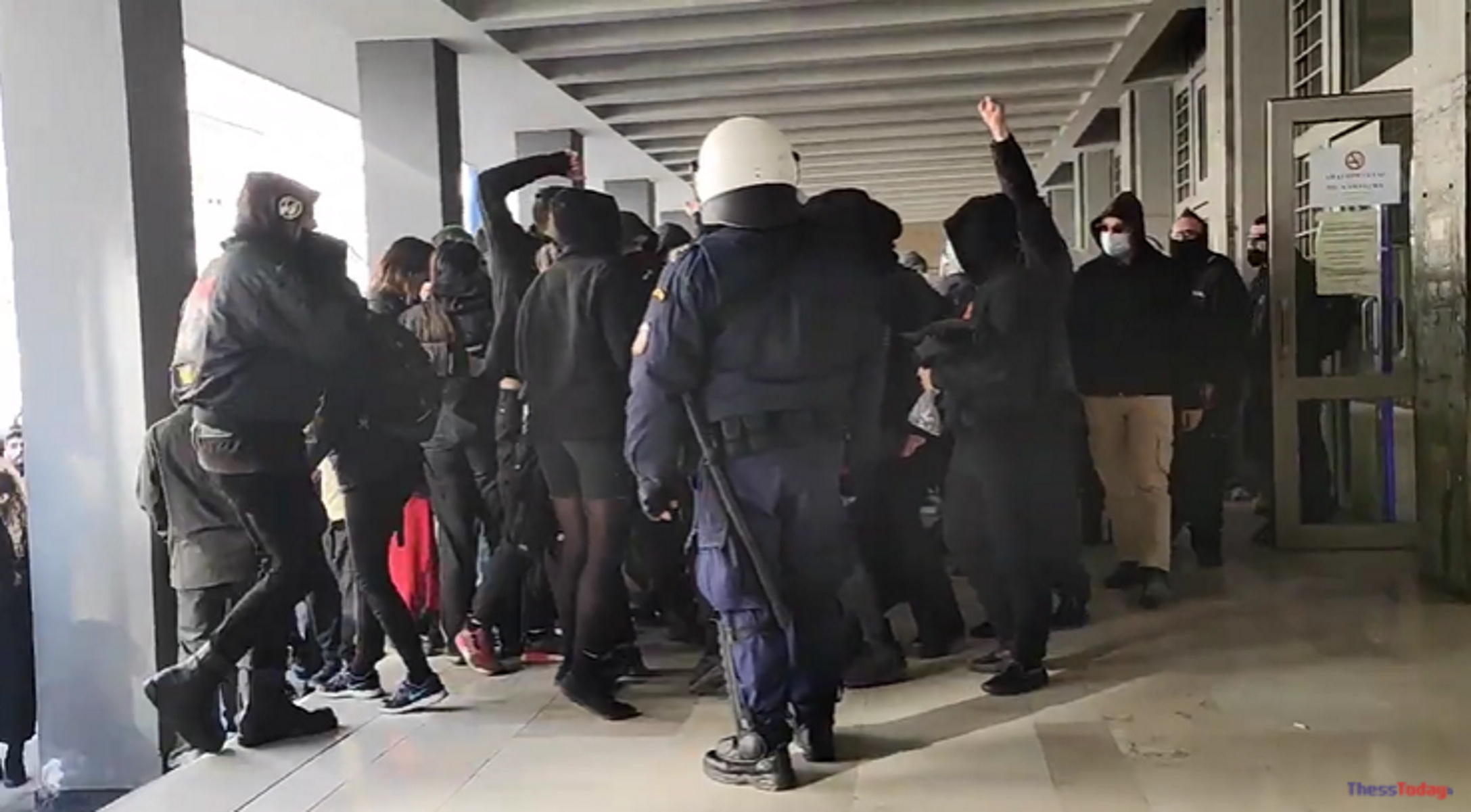 Θεσσαλονίκη: Ελεύθεροι οι 20 συλληφθέντες αντιεξουσιαστές – Ένταση με ΜΑΤ και χειροκροτήματα