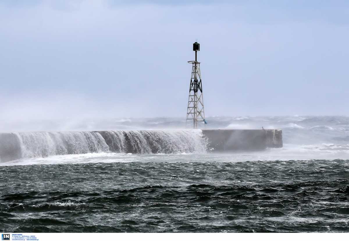 Σητεία: Τρεις κολυμβητές εγκλωβίστηκαν σε βραχονησίδα εξαιτίας των κυμάτων