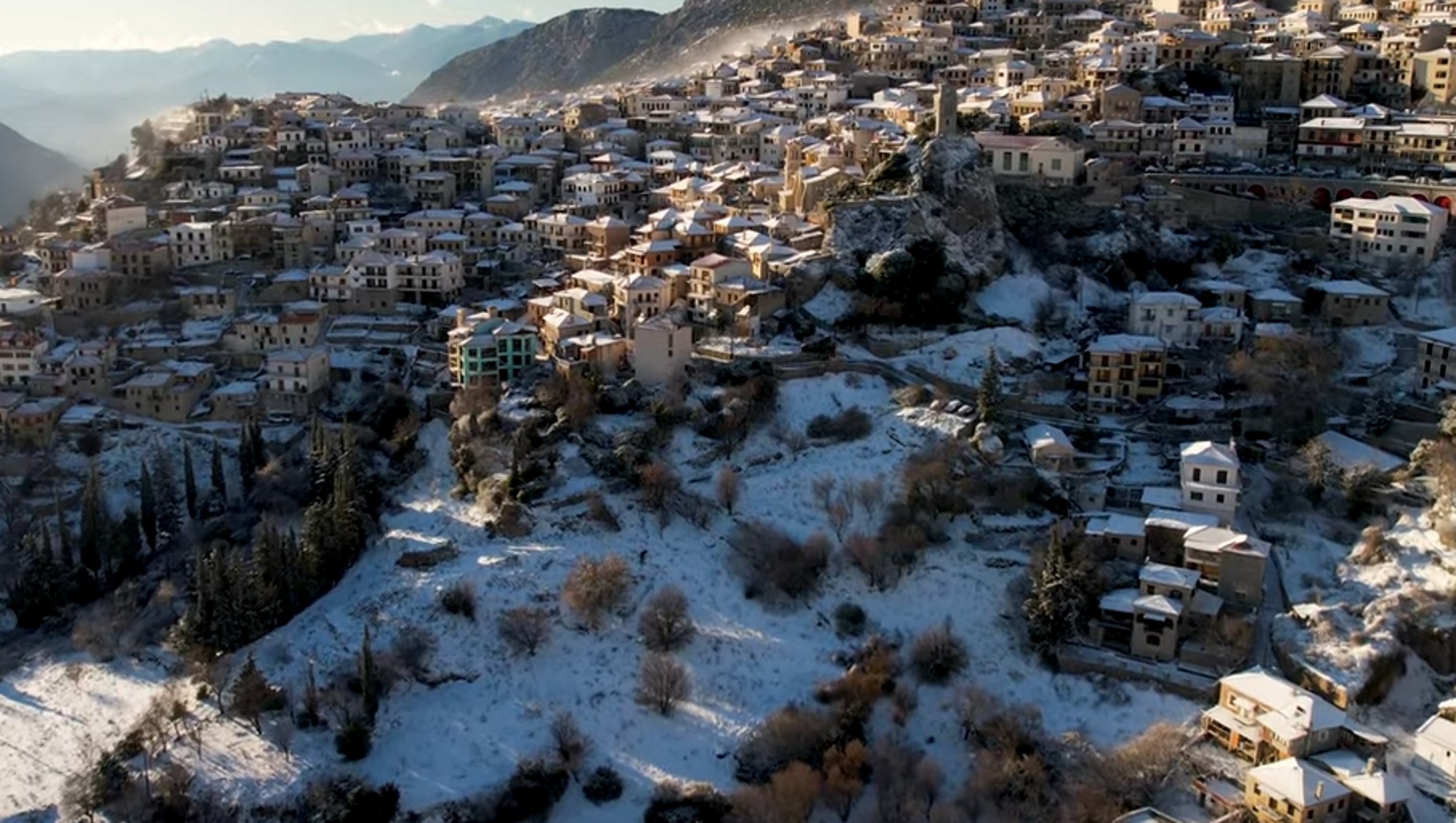 Καιρός – Αράχωβα: Εκπληκτικές εικόνες από drone με χιόνια να έχουν καλύψει δρόμους, σπίτια και αυτοκίνητα