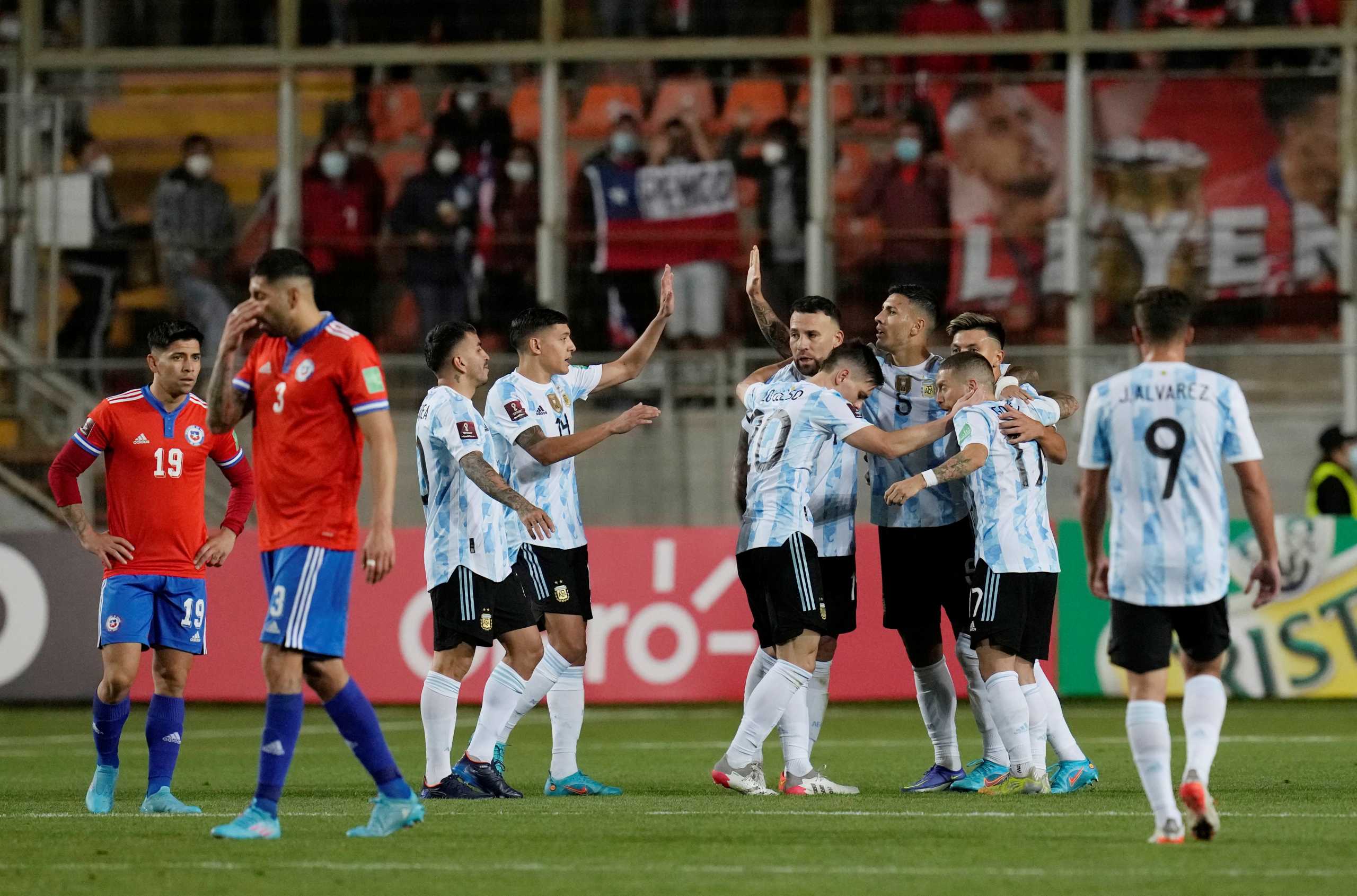 Soccer Football - World Cup - South American Qualifiers - Chile v Argentina - Estadio Zorros del Desierto, Calama, Chile - January 27, 2022 Argentina players celebrate after the match as Chile players look dejected Pool via REUTERS