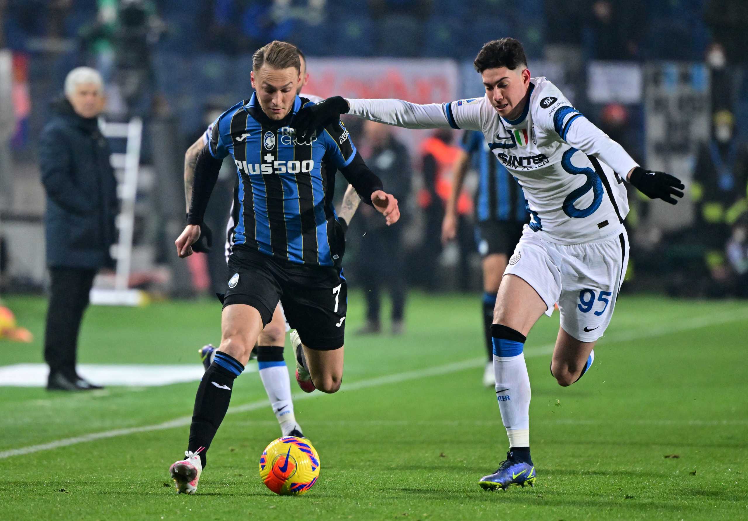 Soccer Football - Serie A - Atalanta v Inter Milan - Stadio Atleti Azzurri, Bergamo, Italy - January 16, 2022 Atalanta's Teun Koopmeiners in action with Inter Milan's Alessandro Bastoni REUTERS