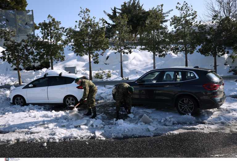 Εκατοντάδες αυτοκίνητα παραμένουν εγκλωβισμένα στην Αττική Οδό - Με φτυάρια και τη βοήθεια του στρατού βγάζουν τον πάγο