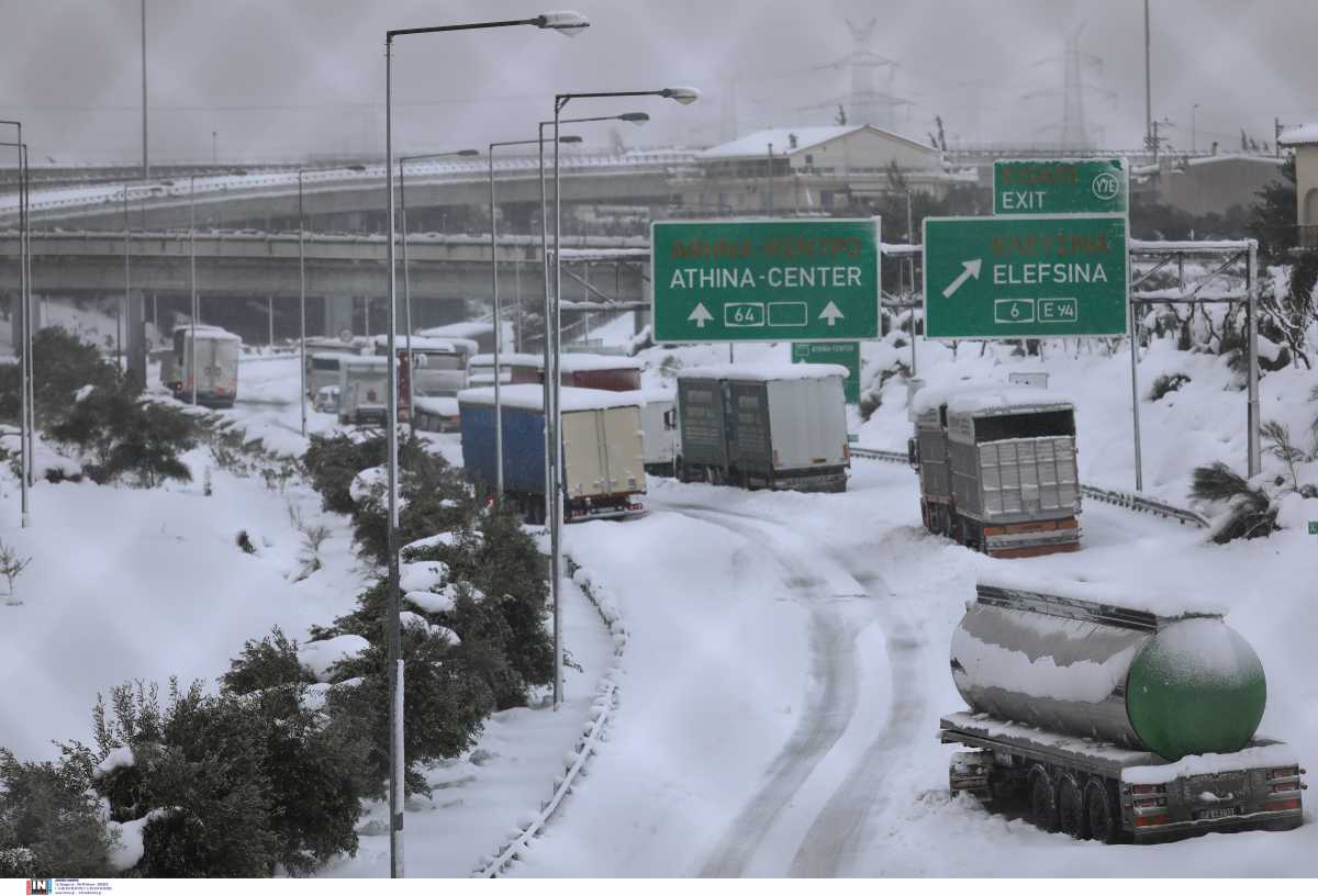 Κακοκαιρία Ελπίδα – Εικόνες χάους σε Μεσογείων και Αττική Οδό: Παρατημένα αυτοκίνητα μέσα στα χιόνια