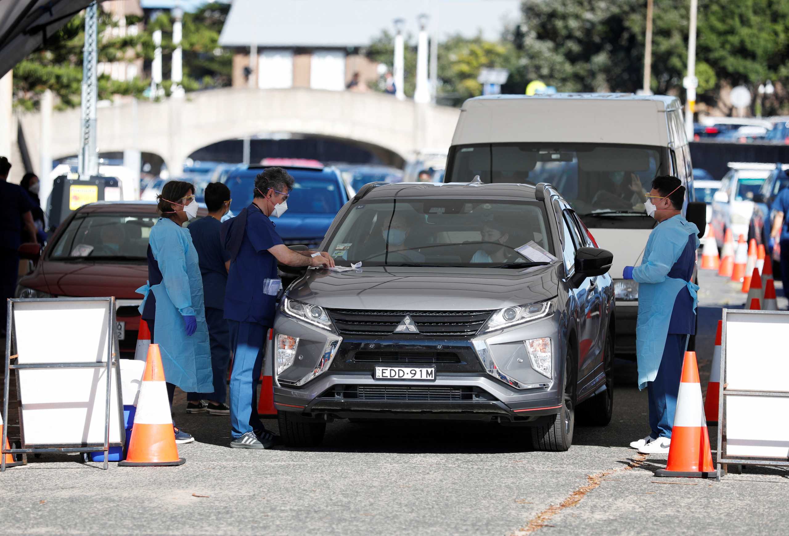 Healthcare workers administer tests at a coronavirus disease (COVID-19) testing clinic as the Omicron coronavirus variant continues to spread in Sydney, Australia, December 30, 2021.  REUTERS