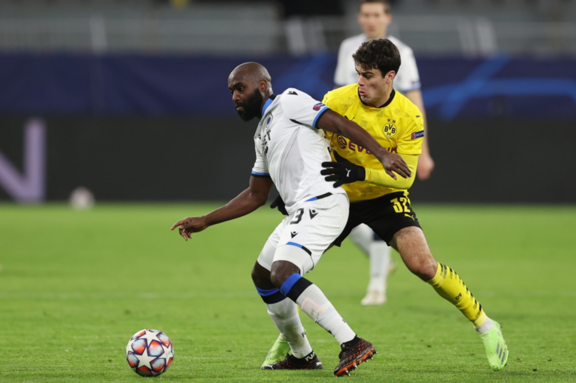 epa08840011 Eder Alvarez Balanta of Club Brugge and Giovanni Reyna of Borussia Dortmund (R) battle for the ball UEFA Champions League Group F stage match between Borussia Dortmund and Club Brugge KV at Signal Iduna Park in Dortmund, Germany,24 November 2020.  EPA
