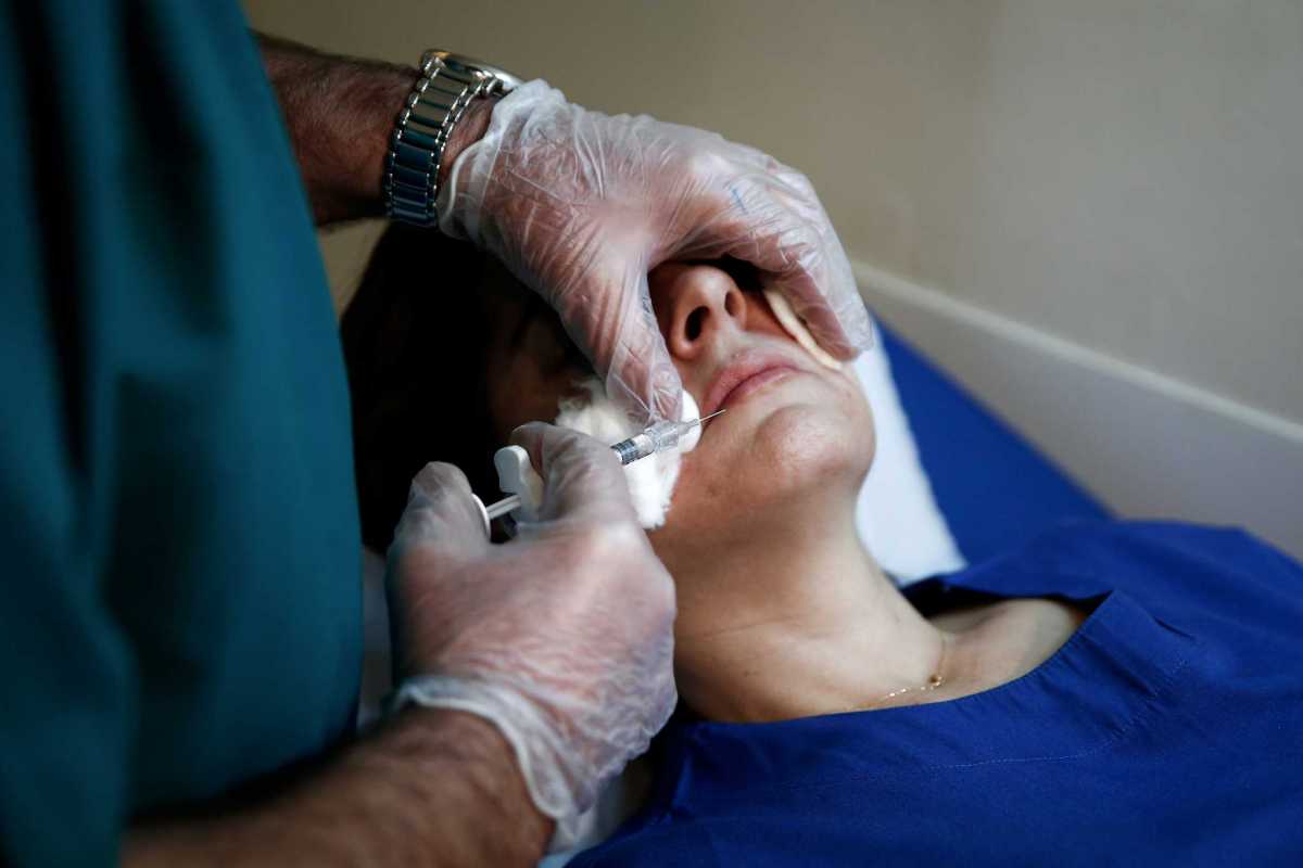 Εικόνες σοκ από 38χρονη που καταγγέλλει γνωστό πλαστικό χειρουργό – «Στο παρά πέντε έσωσε το μάτι της»