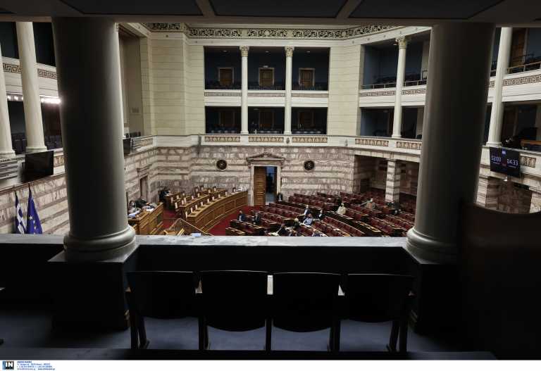 «Μπαλάκι» οι ευθύνες για την Αττική Οδό και «χιονοστιβάδα» πολιτικών εξελίξεων με «καυτό» τριήμερο στην Βουλή