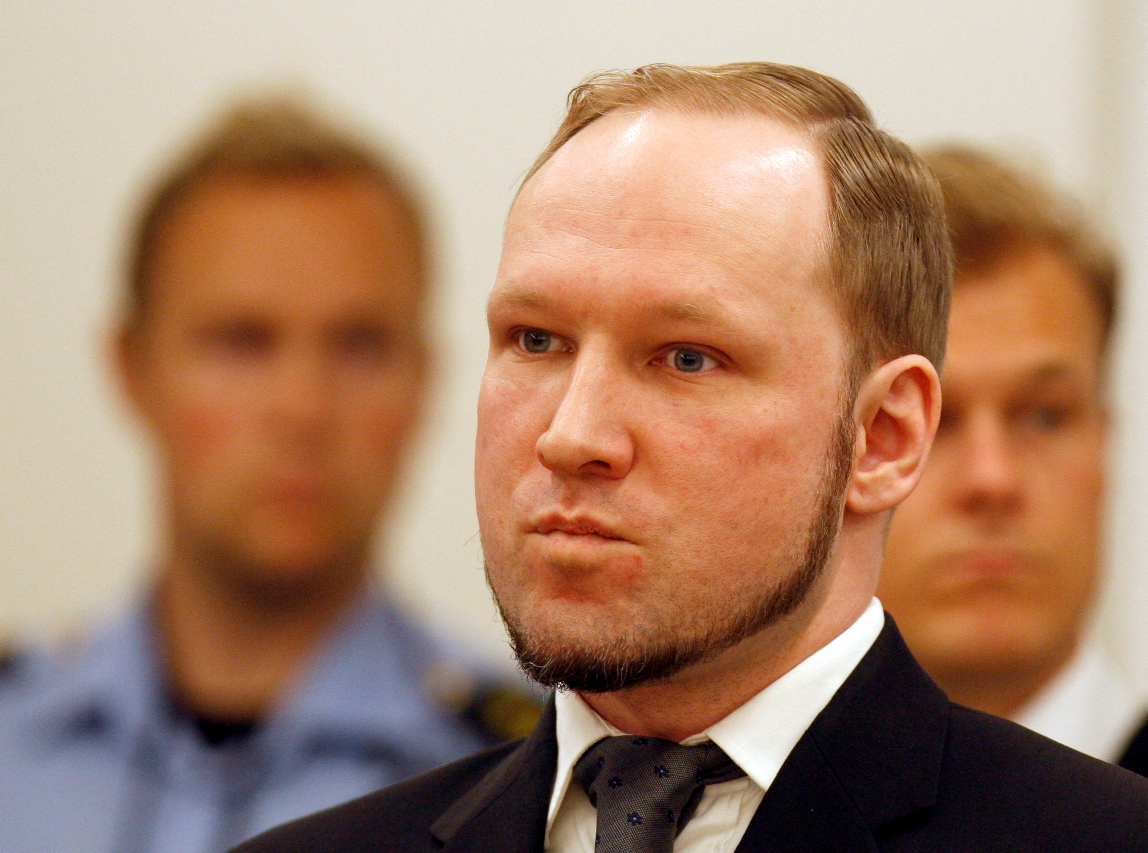 FILE PHOTO: Norwegian mass killer Anders Behring Breivik (C) arrives to hear the verdict in his trial at a courtroom in Oslo August 24, 2012.        REUTERS