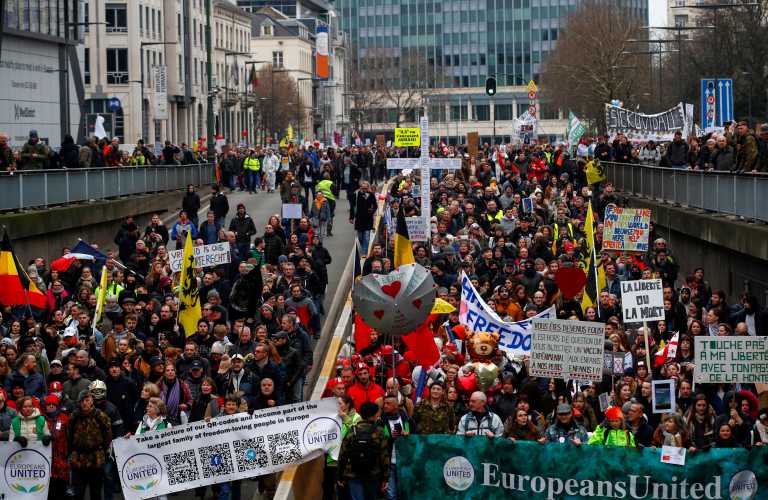 Βέλγιο: 50.000 άνθρωποι είπαν όχι στα μέτρα για τον κορονοϊο – Δεν έλειψε η ένταση