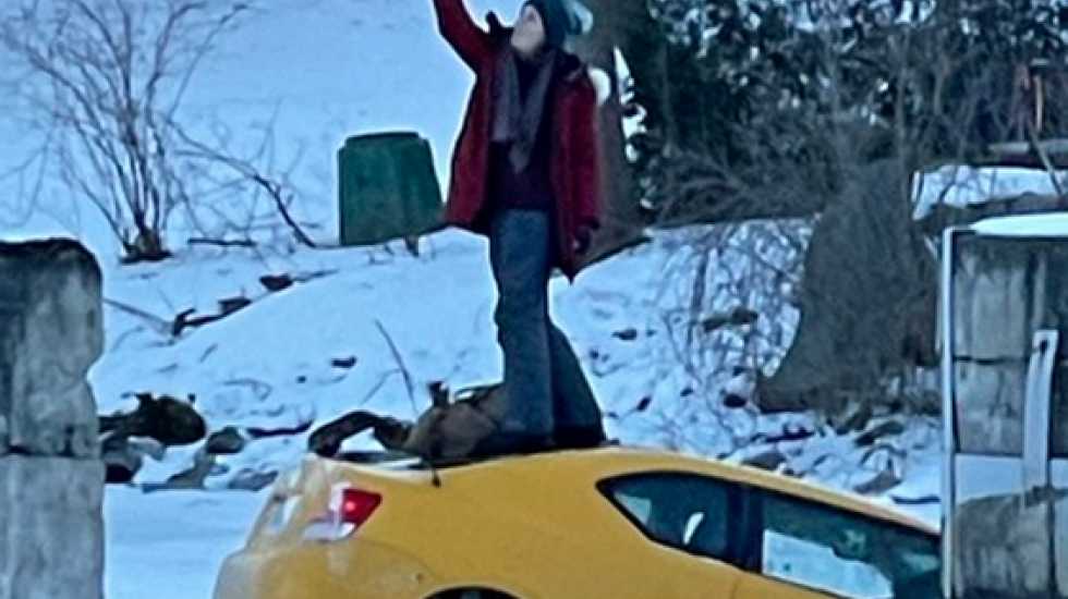 Αυτοκίνητο βυθιζόταν στον παγωμένο ποταμό και η οδηγός έβγαζε selfie στην οροφή του! (video)