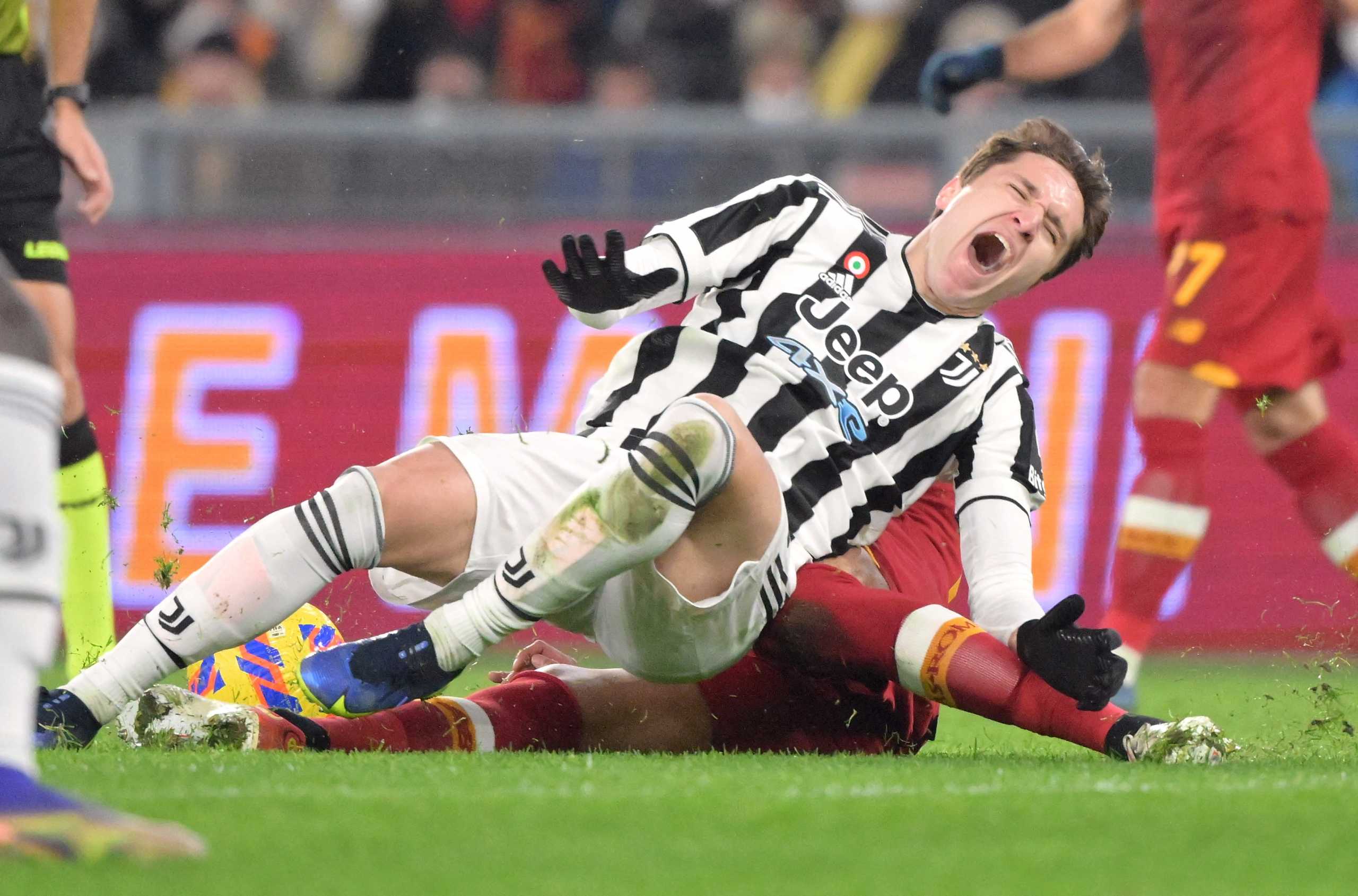 Soccer Football - Serie A - AS Roma v Juventus - Stadio Olimpico, Rome, Italy - January 9, 2022 Juventus' Federico Chiesa in action with AS Roma's Chris Smalling. Picture taken January 9, 2022. REUTERS