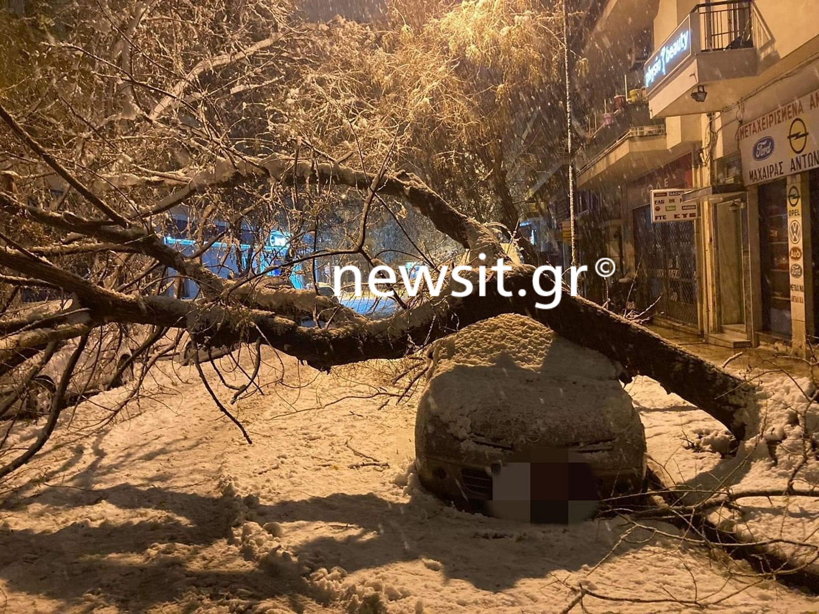 Κακοκαιρία «Ελπίς»: Αμέτρητες κλήσεις στην Πυροσβεστική για απεγκλωβισμούς οδηγών και πτώσεις δέντρων