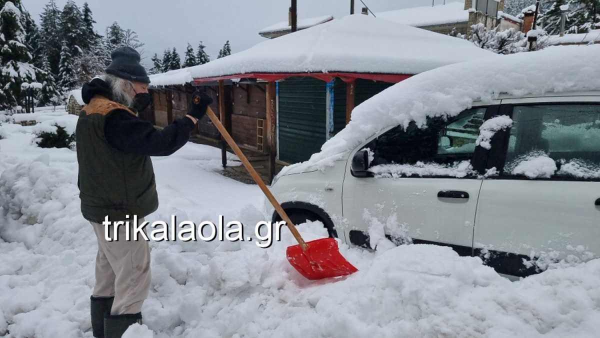 Καιρός – Θεσσαλία: Η κακοκαιρία «Διομήδης» έθαψε αυτοκίνητα κάτω από ένα μέτρο χιόνι