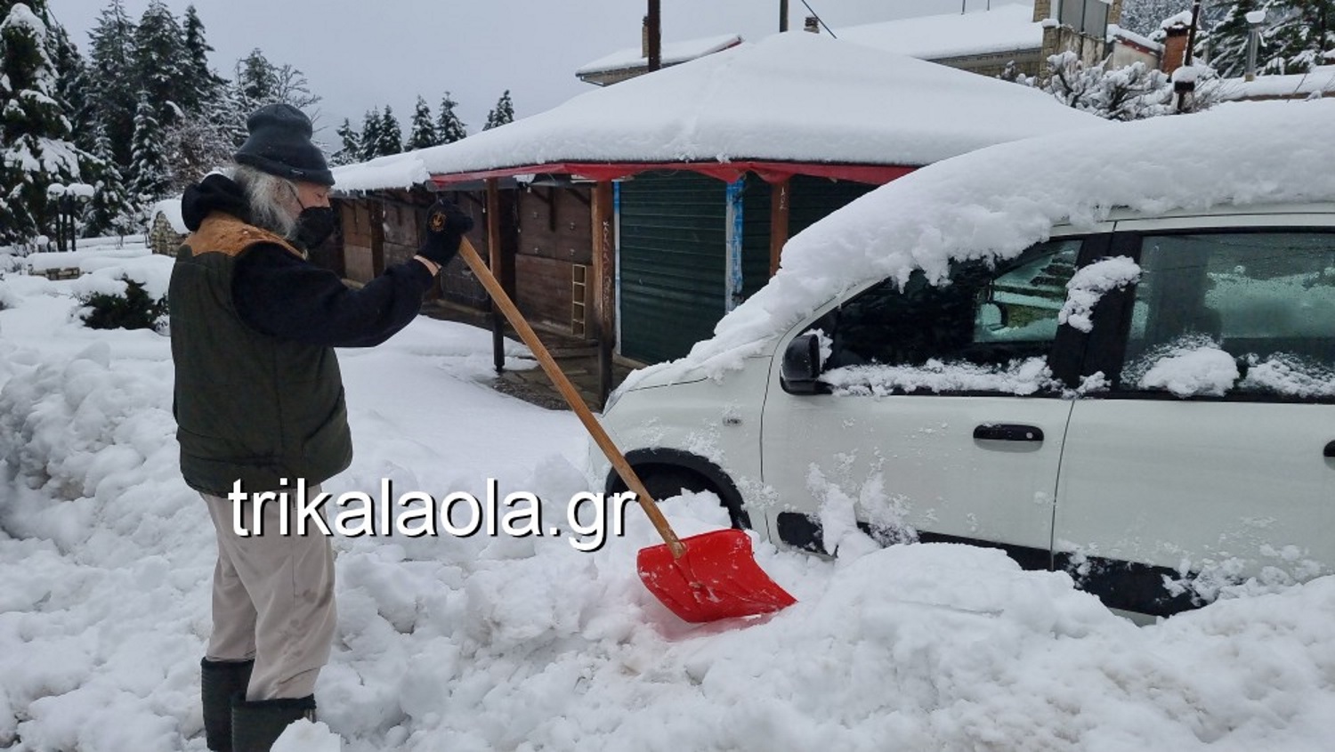 Καιρός – Θεσσαλία: Η κακοκαιρία «Διομήδης» έθαψε αυτοκίνητα κάτω από ένα μέτρο χιόνι