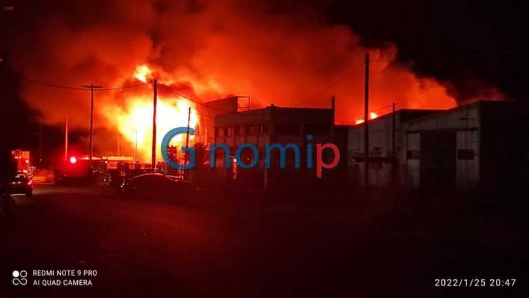 Εργοστάσιο με φέρετρα πήρε φωτιά στην Πάτρα - Μπλακ άουτ στην περιοχή
