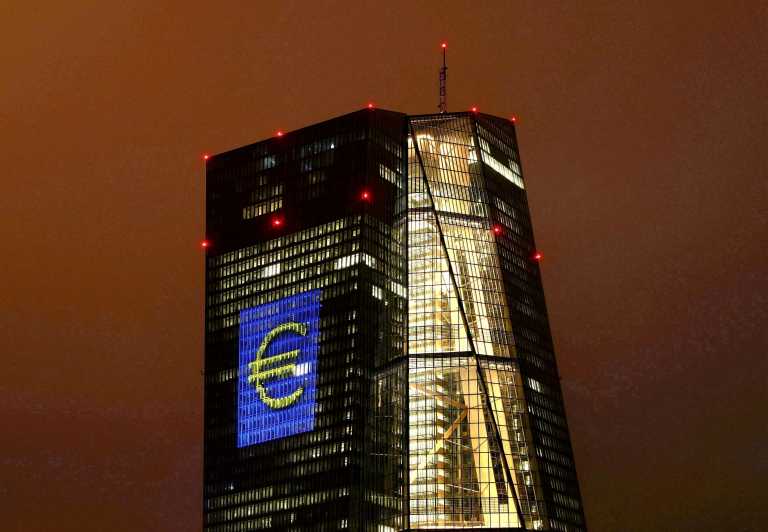 Σαν σήμερα πριν 20 χρόνια κυκλοφόρησε το ευρώ – Ιστορική αναδρομή στους πρώτους μήνες του 2002