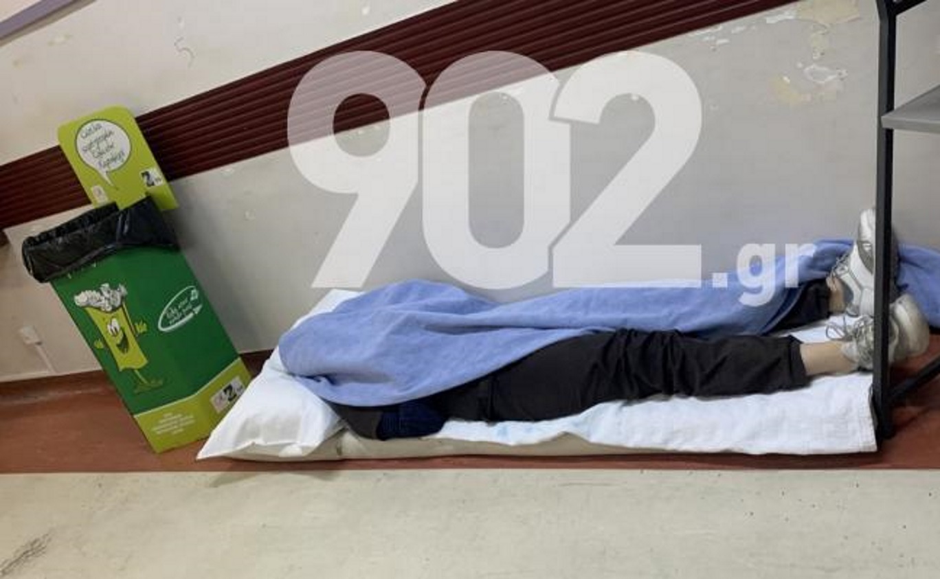 Κορονοϊός: Εξουθενωμένοι υγειονομικοί κοιμούνται στο πάτωμα του Ευαγγελισμού