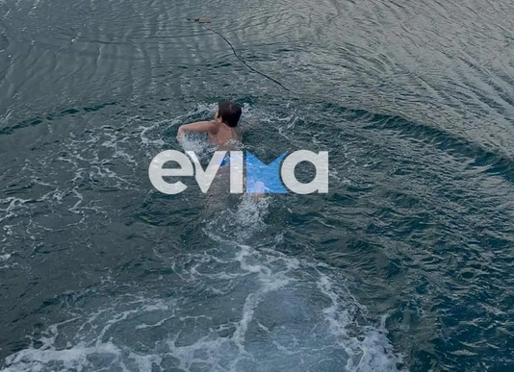 10χρονος στην Εύβοια βούτηξε μόνος στη θάλασσα για να πιάσει τον σταυρό | evia1