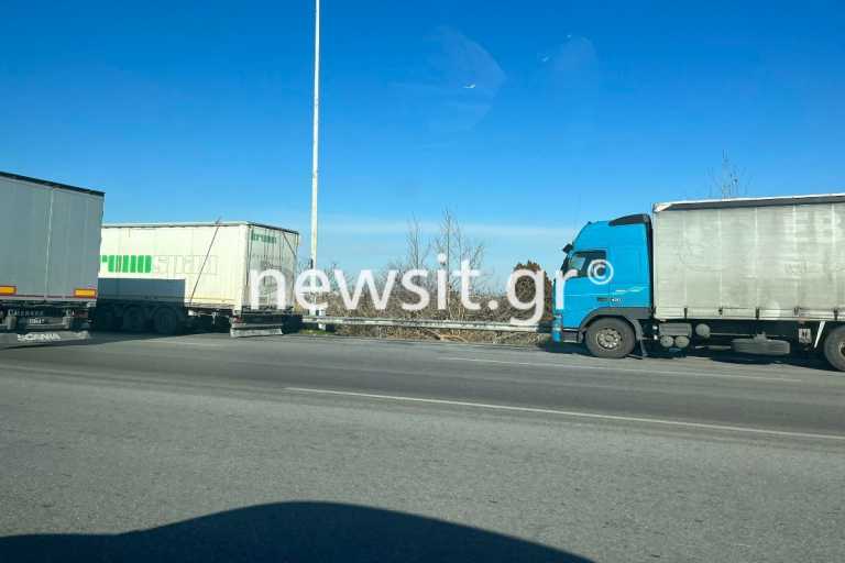 Δεκάδες φορτηγά εγκλωβίστηκαν στα Μάλγαρα εξαιτίας της κακοκαιρίας – «Μας κοροϊδεύουν οι ξένοι» λένε οι οδηγοί