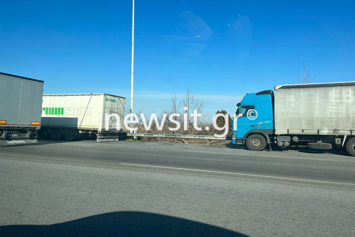 Δεκάδες φορτηγά εγκλωβίστηκαν στα Μάλγαρα εξαιτίας της κακοκαιρίας – «Μας κοροϊδεύουν οι ξένοι» λένε οι οδηγοί