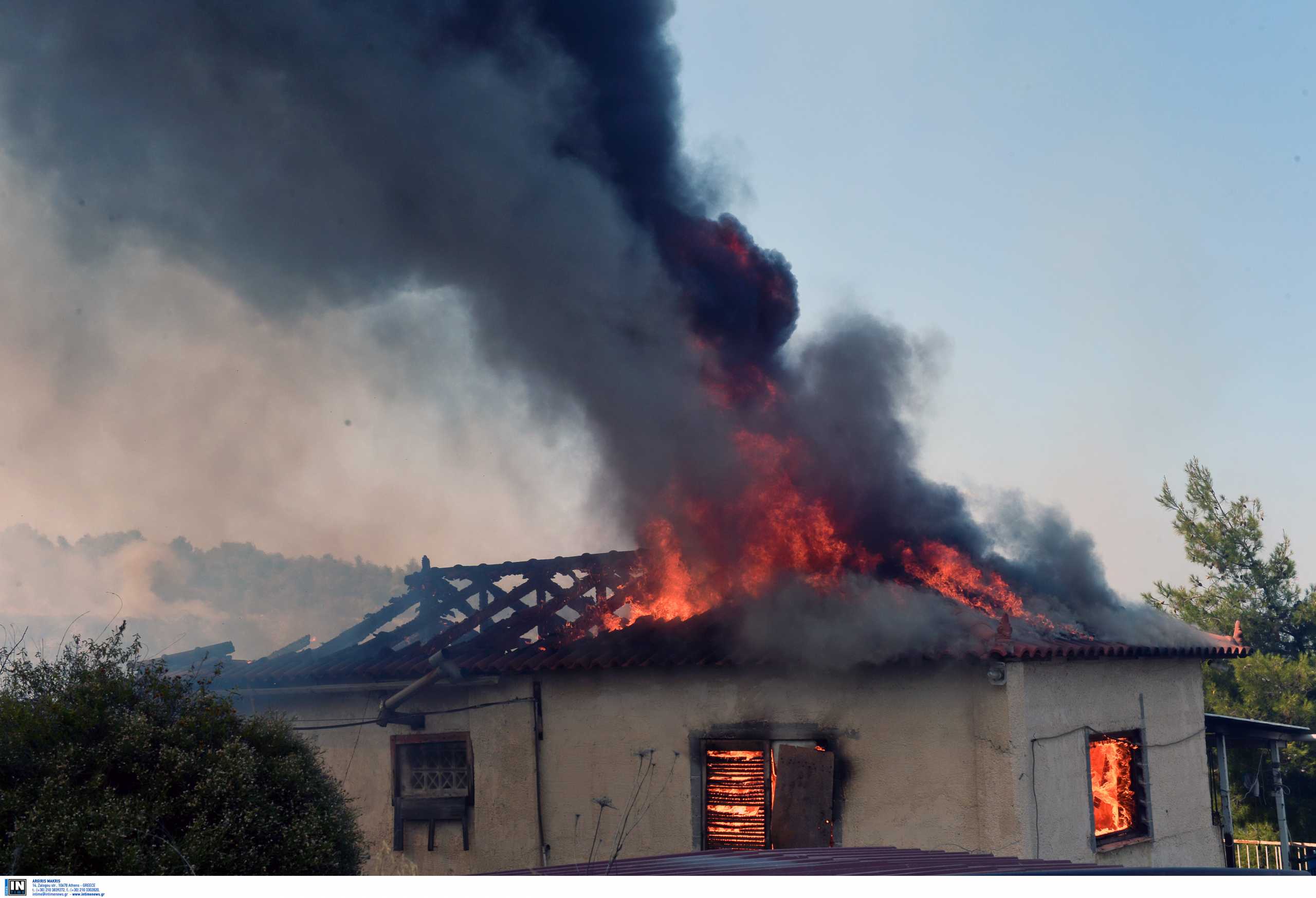 Αχαϊα: Θρίλερ στο Διακοφτό μέσα σε φλεγόμενο σπίτι – Πυροσβέστες ψάχνουν για τυχόν εγκλωβισμένους