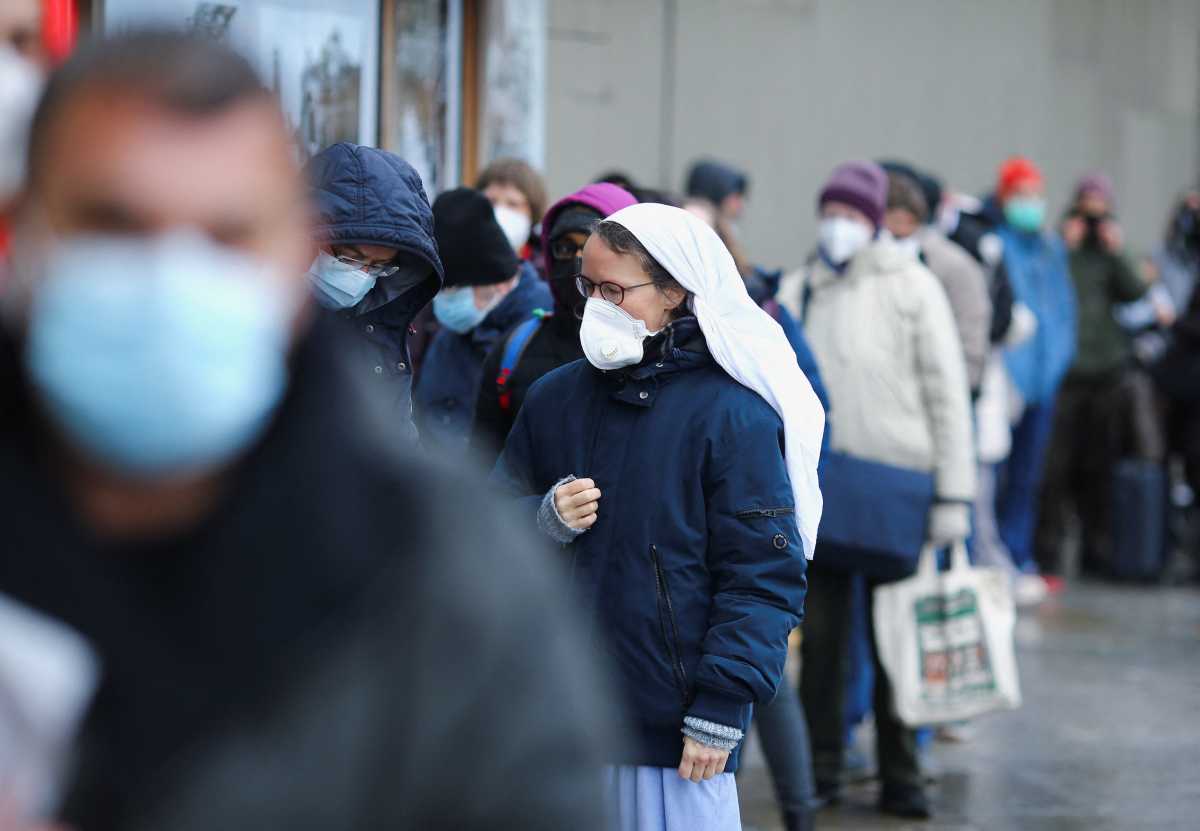 ΠΟΥ για μετάλλαξη Όμικρον: Μπορεί να φέρει την Ευρώπη κοντά στο τέλος της πανδημίας