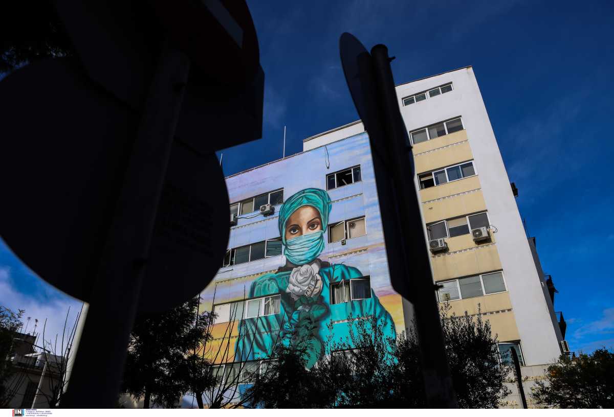 Συγκλονίζει το γκράφιτι στο Τζάνειο: Η νοσηλεύτρια με το λευκό τριαντάφυλλο