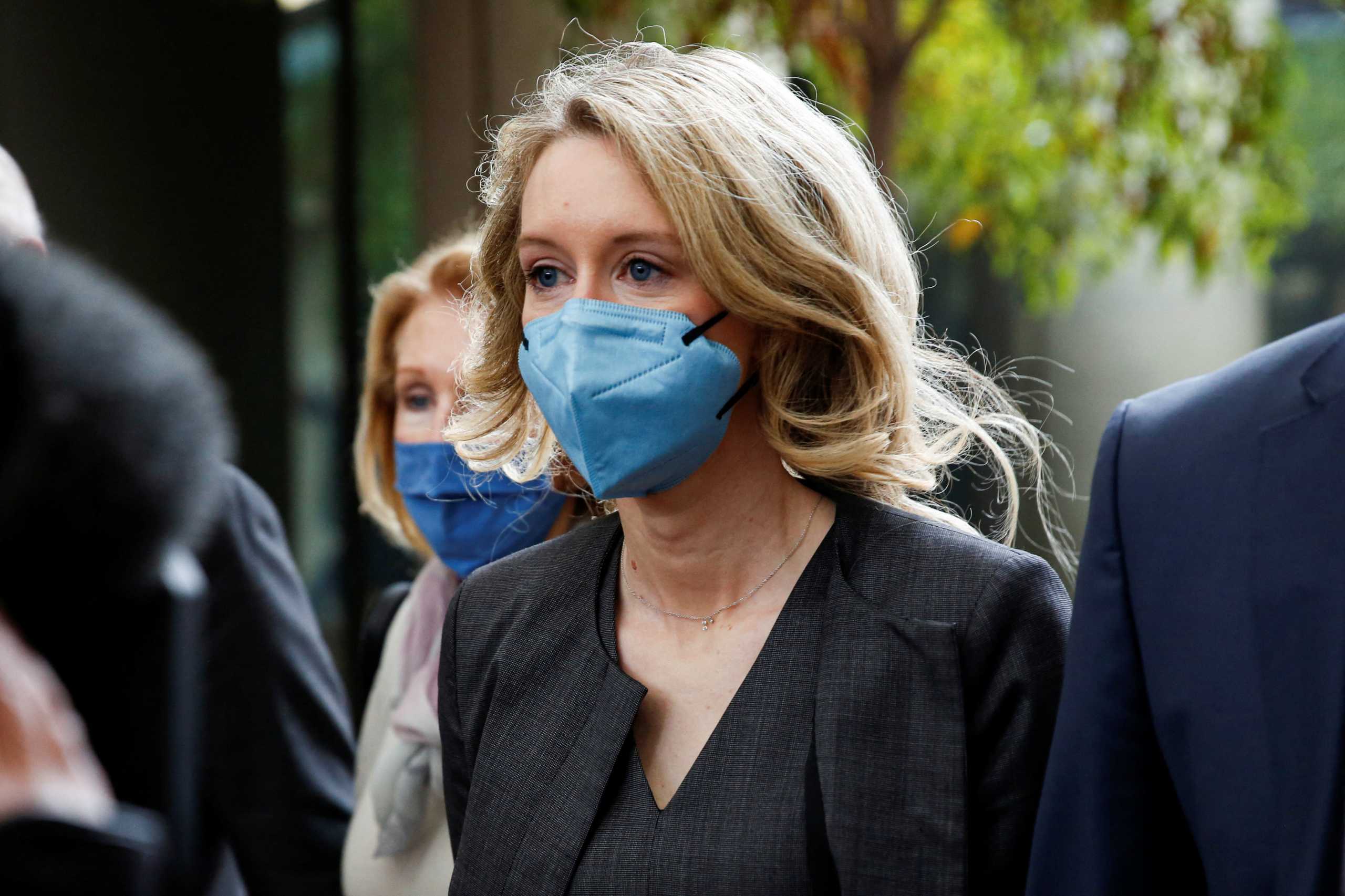 Theranos founder Elizabeth Holmes (center) arrives to attend her fraud trial at federal court in San Jose, California, U.S. January 3, 2022.  REUTERS