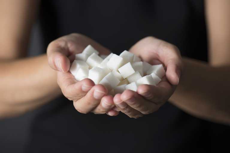 Παχαίνει τελικά η ζάχαρη; Τι λένε οι ειδικοί