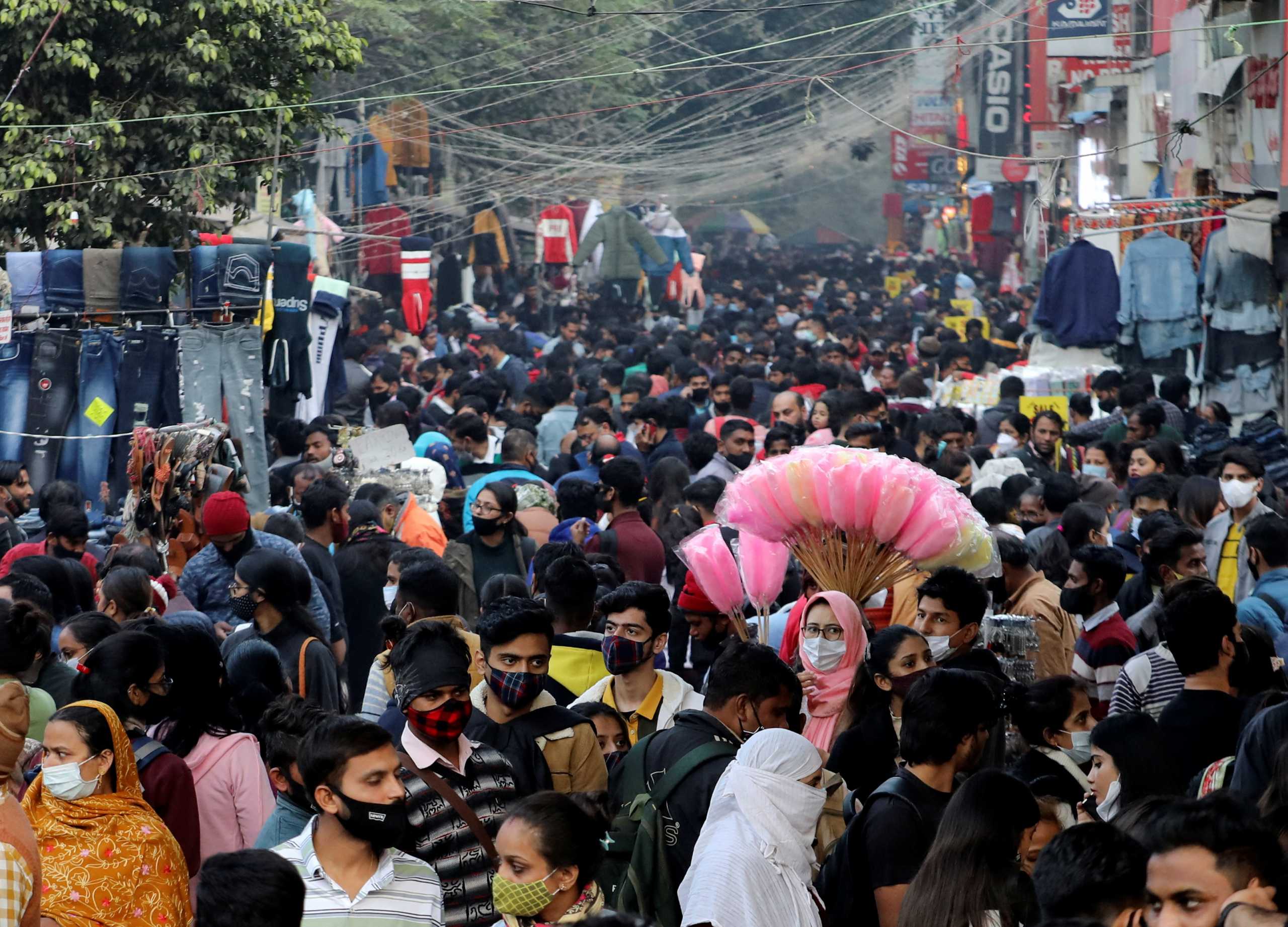 People shop at a crowded market ahead of Christmas, during the ongoing coronavirus disease (COVID-19) pandemic, in New Delhi, December 23, 2021. REUTERS