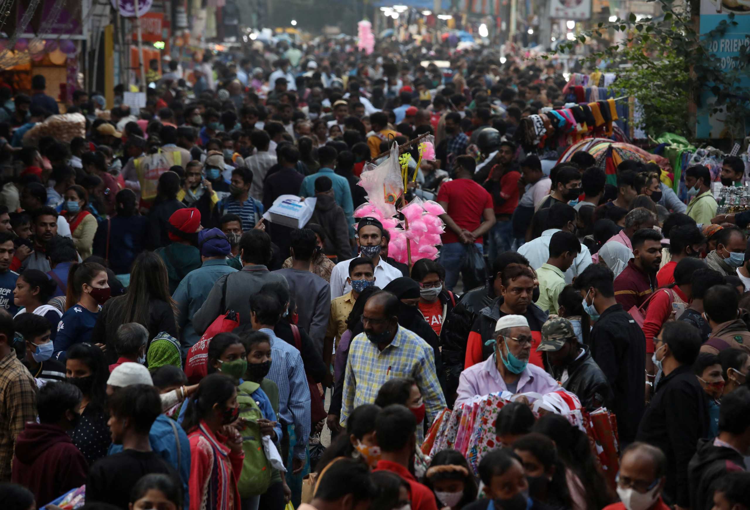 People shop at a crowded market on New Year?s Eve, during the ongoing coronavirus disease (COVID-19) pandemic, in Kolkata, December 31, 2021. REUTERS