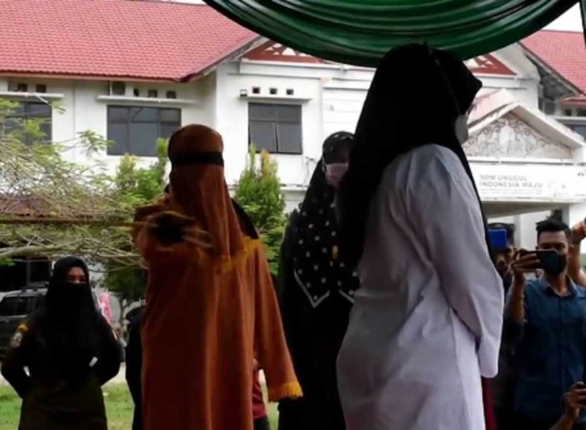 Ινδονησία: Μια γυναίκα μαστιγώθηκε 100 φορές για μοιχεία και ο σύντροφός της 15