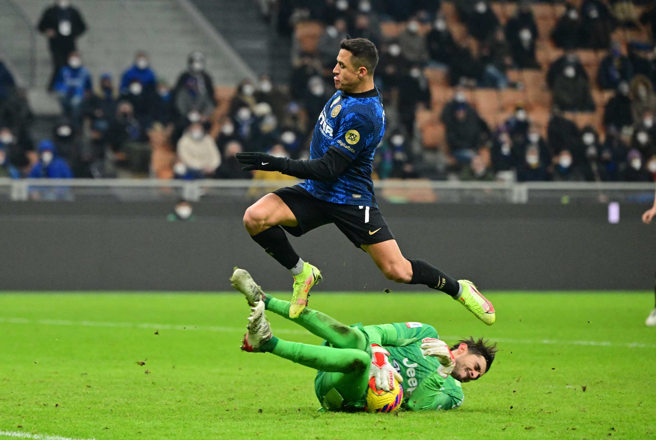 Soccer Football - Italian Super Cup Final - Inter Milan v Juventus - San Siro, Milan, Italy - January 12, 2022 Inter Milan's Alexis Sanchez in action with Juventus' Mattia Perin REUTERS