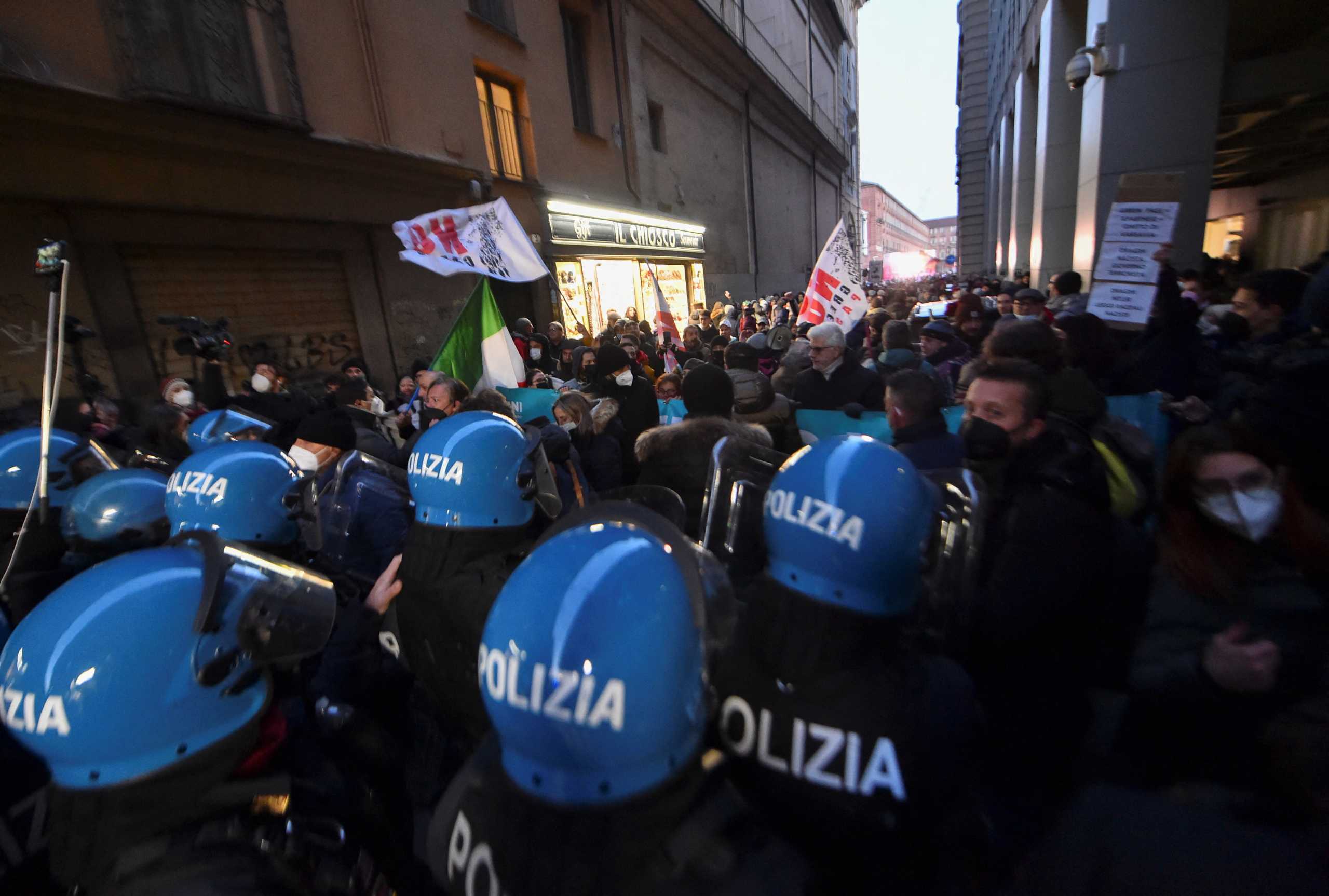 Ιταλία: Οι αστυνομικοί διαμαρτύρονται επειδή παρέλαβαν ροζ μάσκες κατά του κορονοϊού