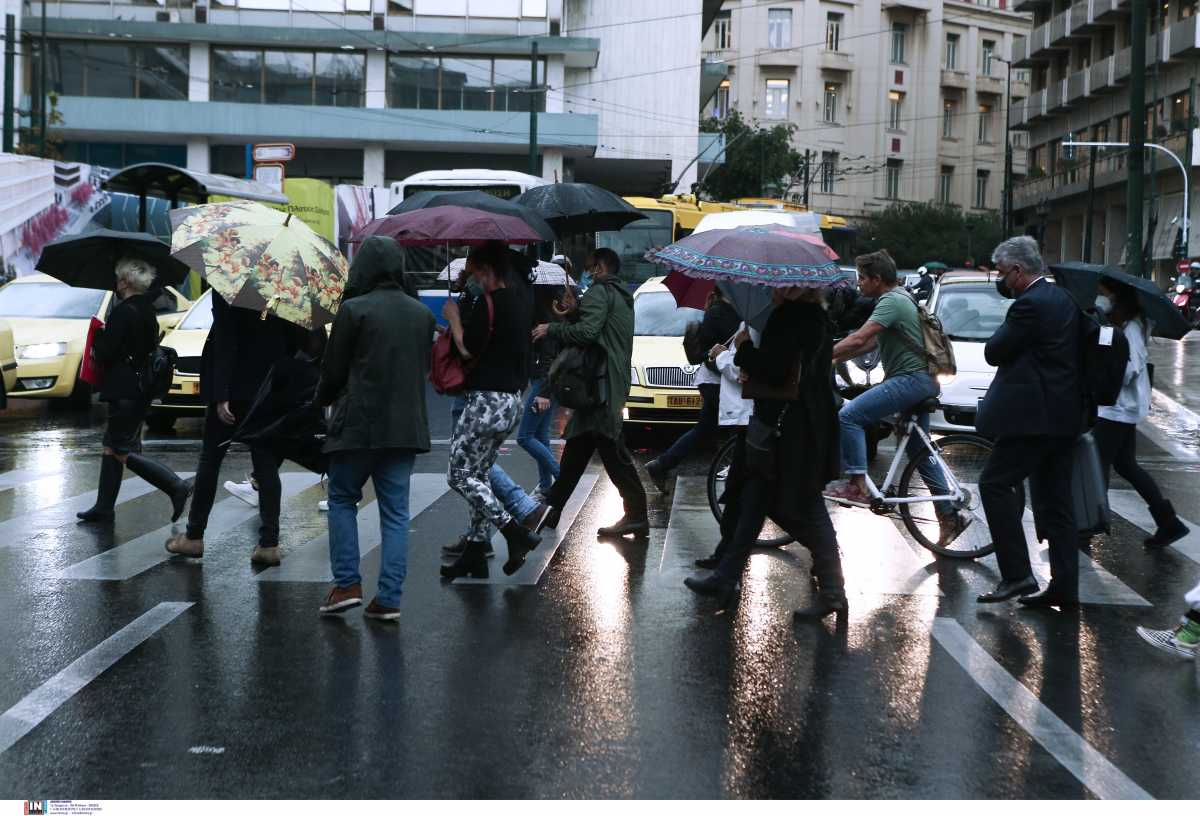 Καιρός αύριο: Βροχές,  «βουτιά» θερμοκρασίας και χιόνια στα ορεινά – Θυελλώδεις άνεμοι στο Αιγαίο