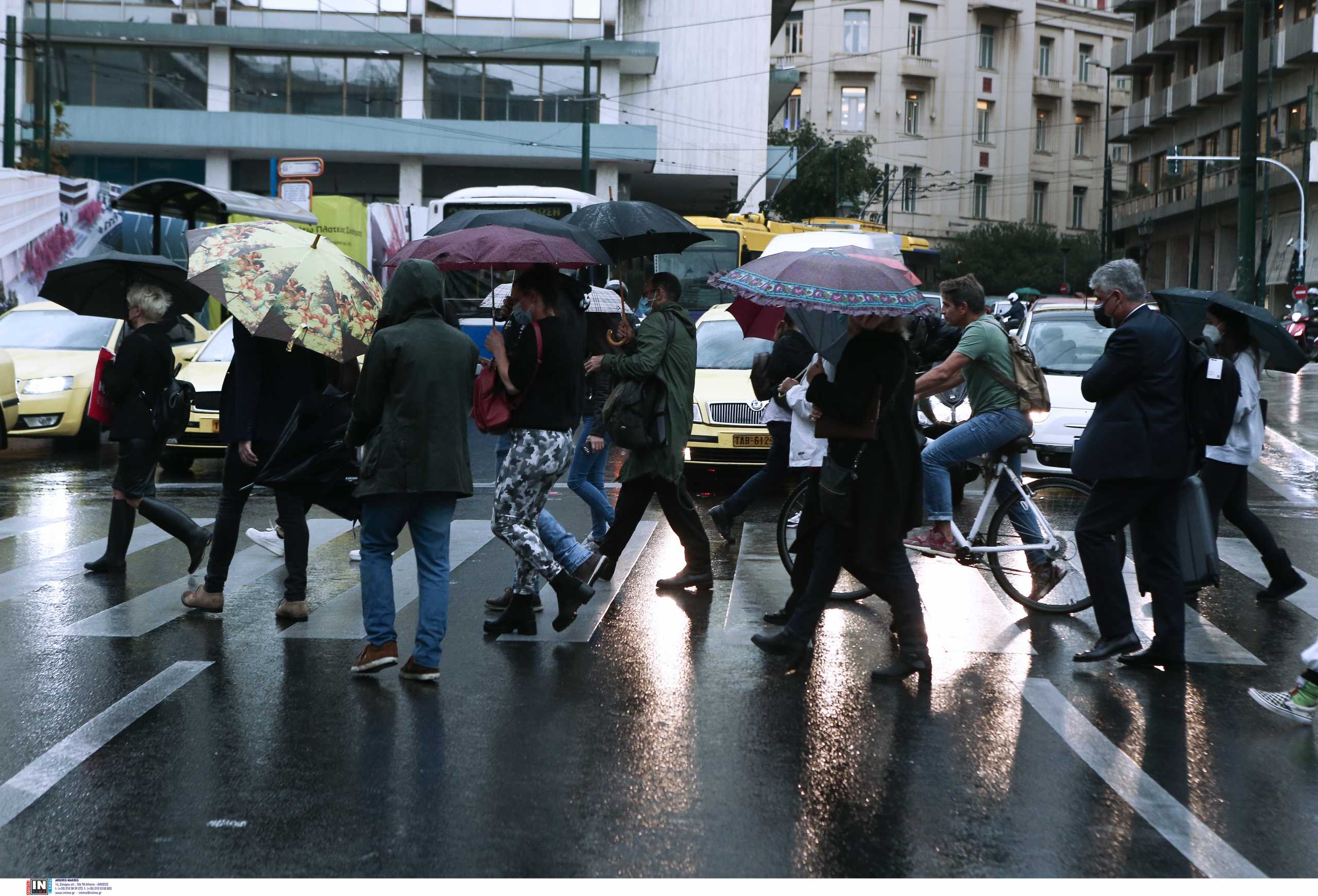 Καιρός αύριο: Βροχές στην Αττική, λιακάδα στη Θεσσαλονίκη – Πού θα πέσουν καταιγίδες και χιόνια