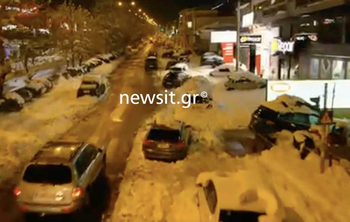 Λεωφόρος Μεσογείων: Εκατοντάδες αυτοκίνητα παρατημένα στο χιόνι – Εικόνες από το drone του newsit.gr