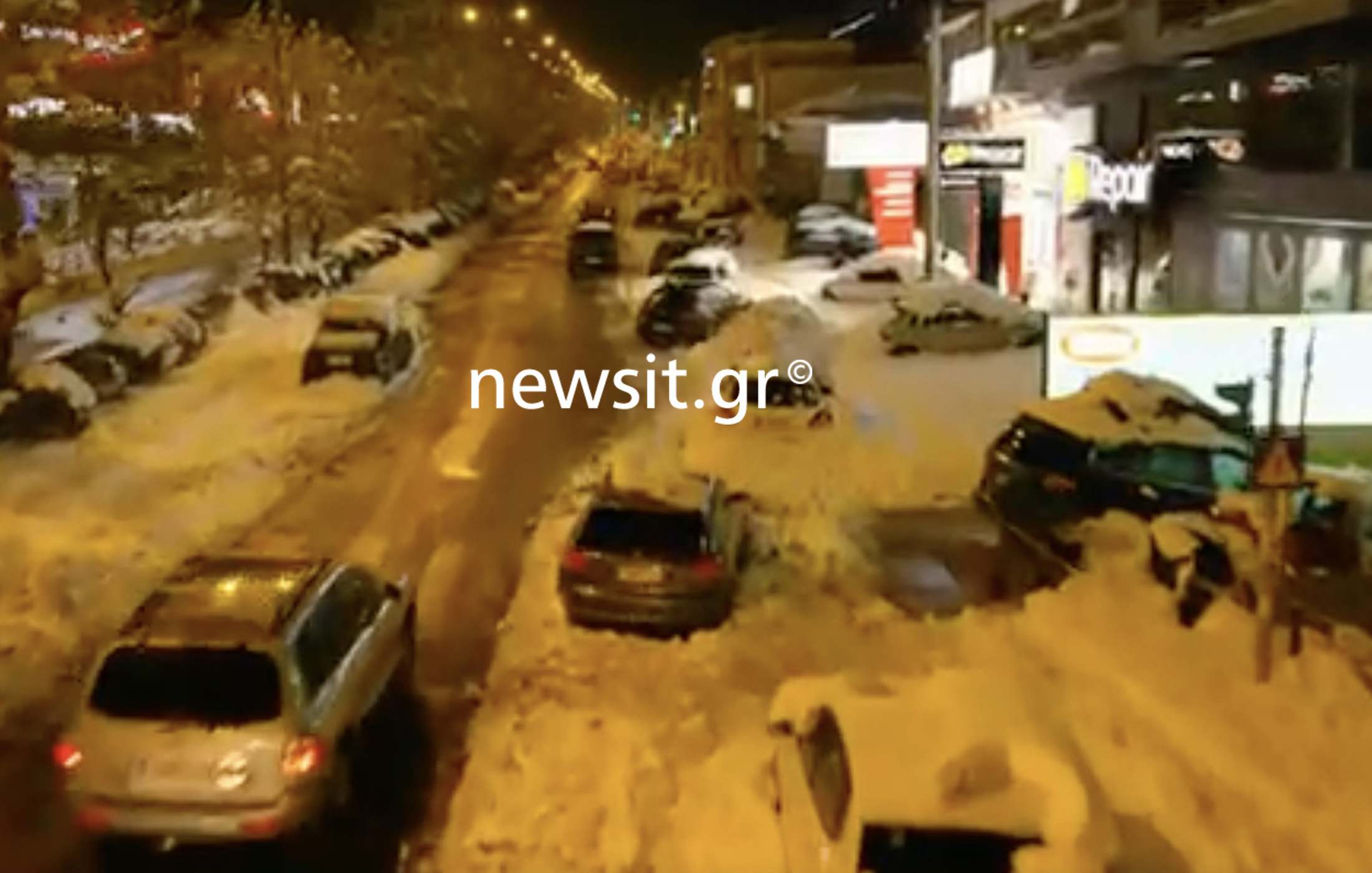 Λεωφόρος Μεσογείων: Εκατοντάδες αυτοκίνητα παρατημένα στο χιόνι – Εικόνες από το drone του newsit.gr