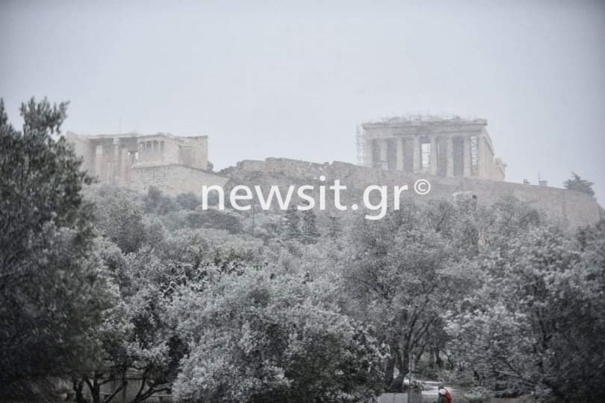 Καιρός: Χιόνια από την Ακρόπολη μέχρι και το Λαύριο – Μαγευτικές εικόνες στην Αττική