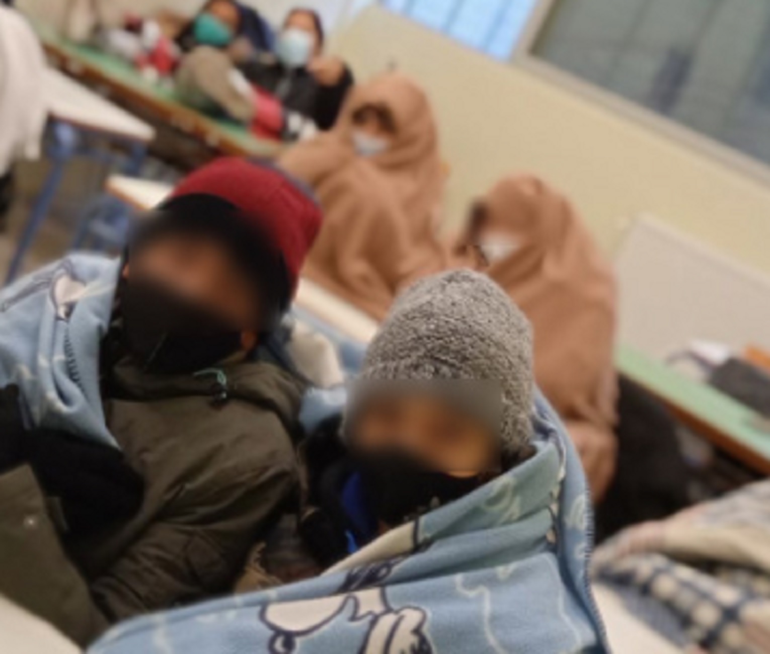 Καβάλα: Εικόνες ντροπής με τα παιδιά μιας ολόκληρης τάξης να κάνουν μάθημα με σκουφιά και κουβέρτες
