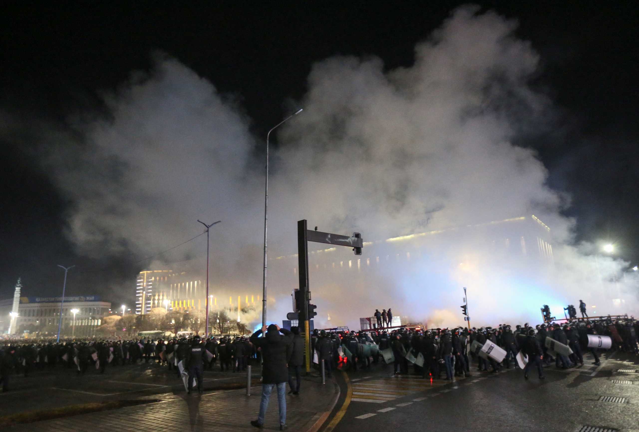 Καζακστάν: Οργισμένες διαδηλώσεις για τις τιμές στο αέριο – 200 συλλήψεις και 100 τραυματισμοί, παραιτήθηκε η κυβέρνηση