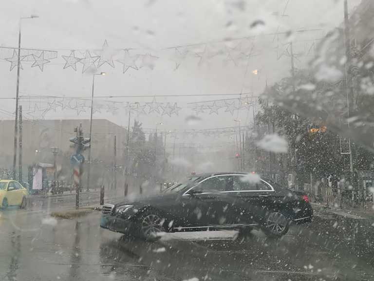 Πυκνό χιόνι στο κέντρο της Αθήνας - Στα λευκά Σύνταγμα και Ζωγράφου