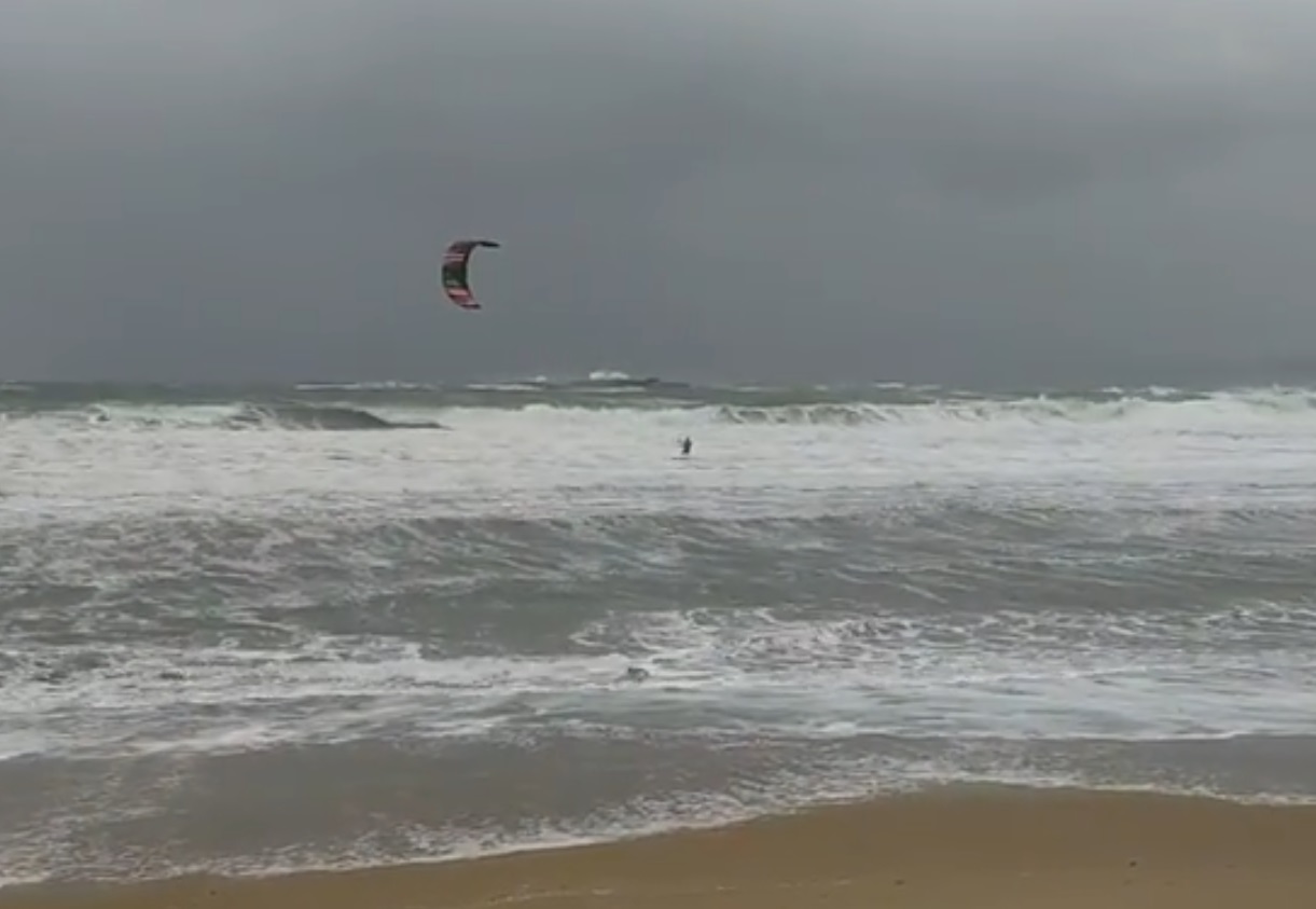 Χανιά: Βγήκε για kitesurfing στην καρδιά της κακοκαιρίας «Διομήδης»