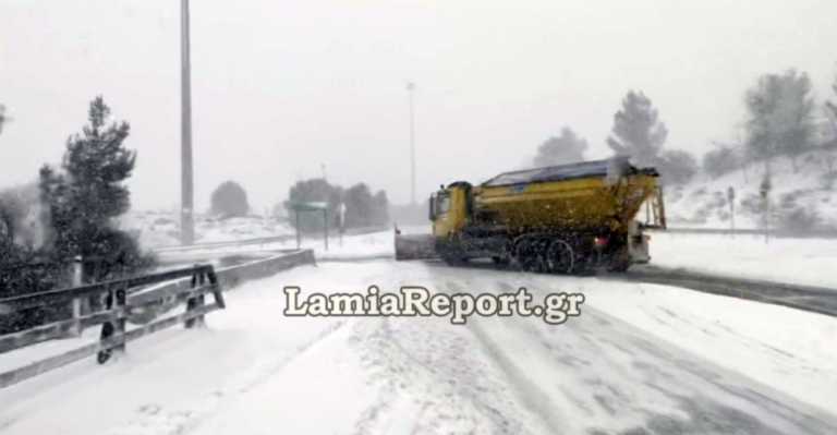 Καιρός – Φθιώτιδα: Χιονίζει ασταμάτητα στην εθνική οδό Αθηνών-Λαμίας