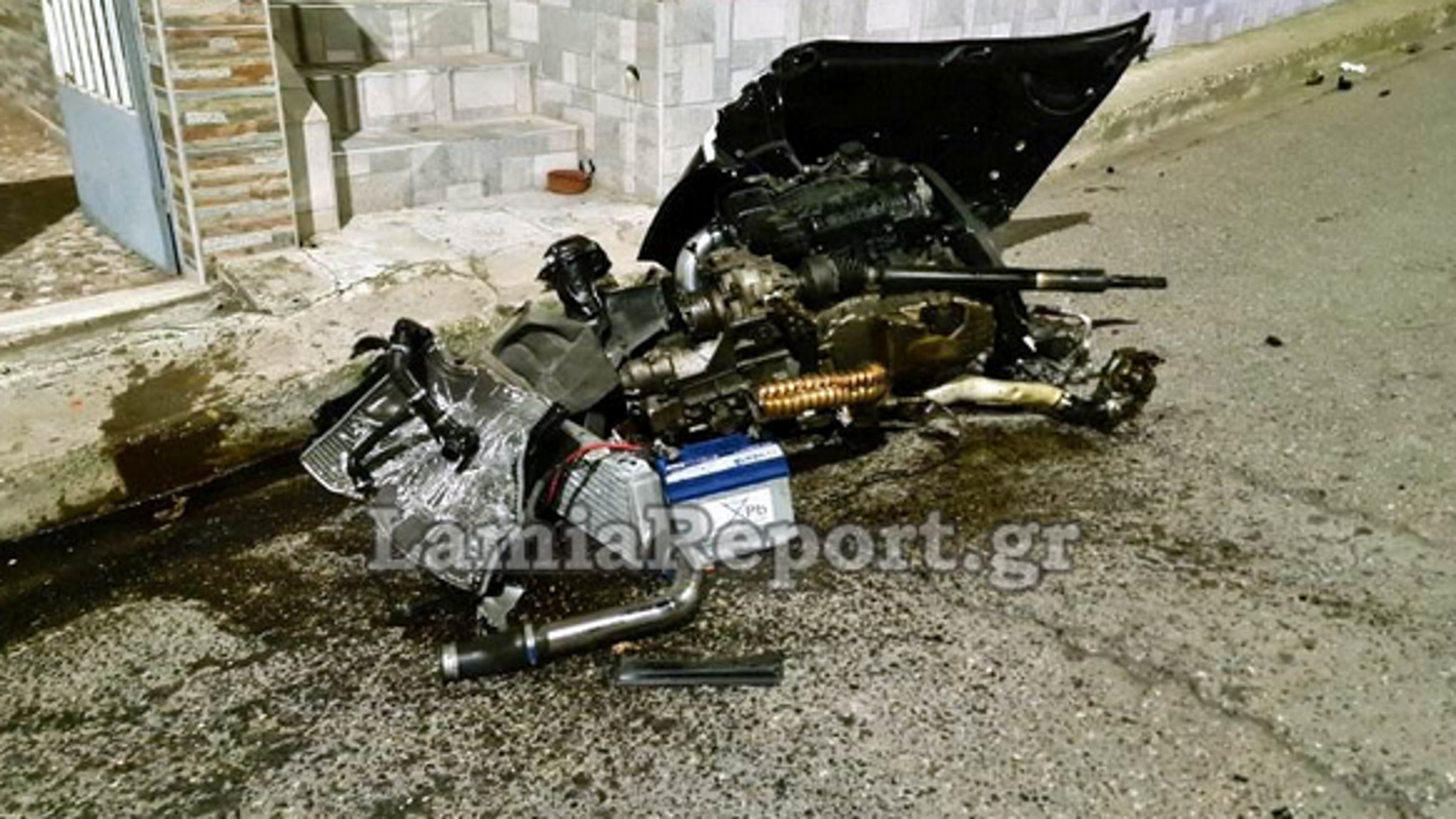Λαμία: Διαλύθηκε αυτοκίνητο και εκτοξεύτηκε η μηχανή του σε τροχαίο – Στο νοσοκομείο το νεαρό ζευγάρι