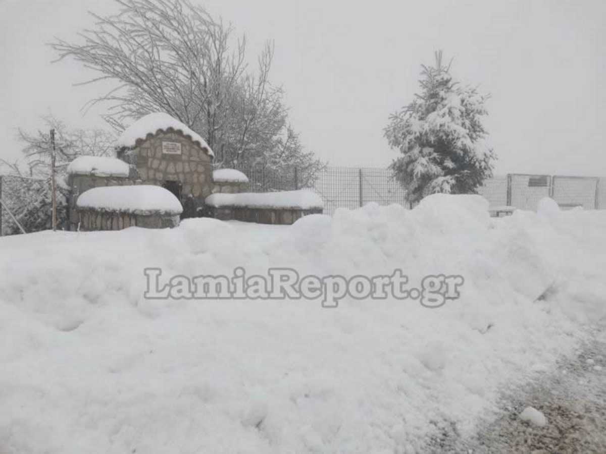Καιρός – Λαμία: Πέφτει ακόμα χιόνι στα ορεινά χωριά – «Μάχη» να μην αποκλειστούν